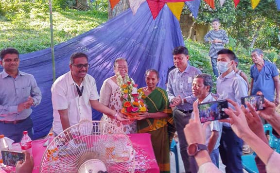 অদম্য গোল কিপার রূপনা ও ফুটবল খেলোয়ার ঋতু পর্ণার বাড়ীতে ভালোবাসার উপহার নিয়ে রাঙ্গামাটি জেলা প্রশাসক