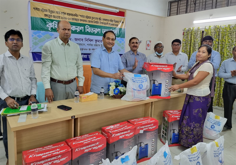 বান্দরবানে তুলা চাষ বৃদ্ধিতে কৃষকদের কৃষি উপকরণ বিতরণ