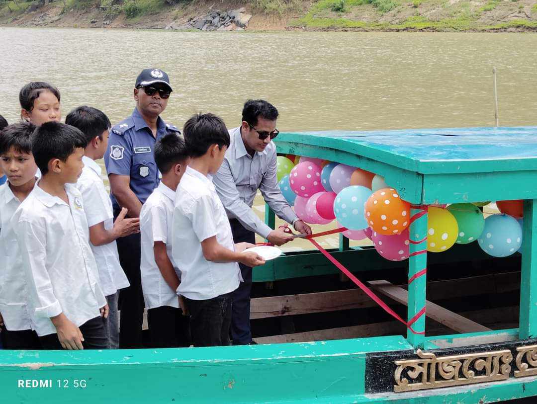 শুভলং নিম্ন মাধ্যমিক বিদ্যালয়ের ছাত্র ছাত্রীদের যাতায়াতের জন্য বোট উপহার দিলেন রাঙ্গামাটি জেলা প্রশাসক মোহাম্মদ মোশারফ হোসেন খান