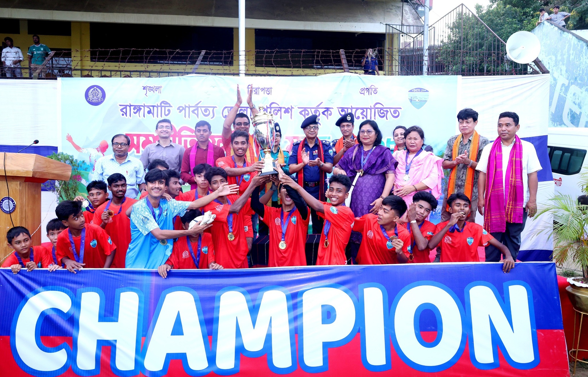 পাহাড়ে সম্প্রীতি ও ঐক্যের বারতায় রাঙ্গামাটিতে পুলিশের উদ্যোগে “সম্প্রীতির ফুটবল ম্যাচ”